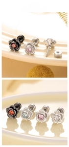 Détail macro de boucles d'oreilles rose avec pierres colorées et fermoir à vis sécurisé