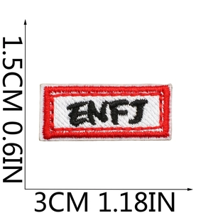 Détail du patch brodé lettre ENFJ avec dimensions 3x1,5cm sur fond blanc épuré