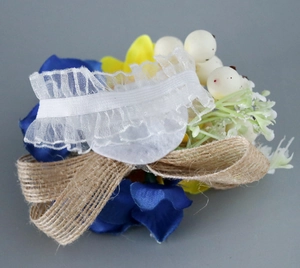 Detail einer gelben Sonnenblumen-Handgelenks-Corsage mit blauer Schleife
