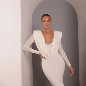Détail d'une robe blanche élégante à manches longues avec col bénitier et épaulettes