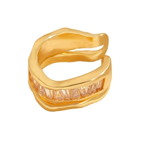 Detailansicht goldene Ohrmanschette mit unregelmäßigen Wellen und Baguette-Zirkonia