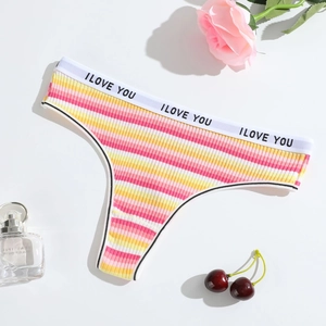 String en coton rayé rose pour femmes avec taille I LOVE YOU sur fond blanc pur