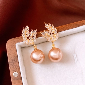 Detail of 18K gold plated wheat ear earrings with cubic zirconia and champagne pearl