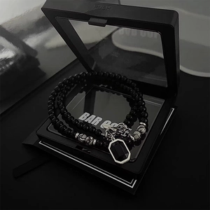 Dettaglio del bracciale a due strati di perline nere con pietra nella scatola nera
