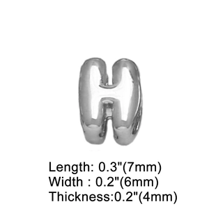 Dettaglio del ciondolo a lettera H in argento con dimensioni 7mm per 6mm