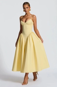 Détail de la robe d'été jaune avec corsage ajusté et jupe longue plissée volumineuse