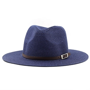 Dettaglio della trama in paglia blu e del cinturino in ecopelle marrone del cappello