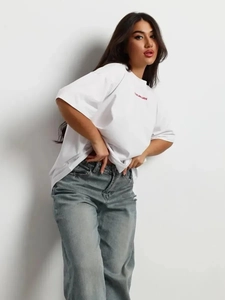 Γυναικείο λευκό βαμβακερό T-shirt με κόκκινα γράμματα Peace and Love και γκρι τζιν