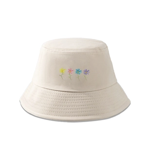 Détail de quatre broderies florales colorées sur un chapeau bob en coton beige