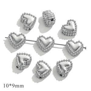 Makro-Detail von 10x9mm Herzperlen aus Edelstahl mit Perlenrand für DIY-Schmuckherstellung