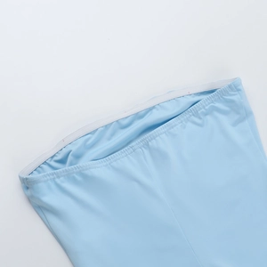 Détail de la bande élastique et des coutures sur la robe moulante bleu clair