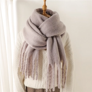 Détail d'une écharpe en mohair violet clair avec de longues franges et une maille épaisse