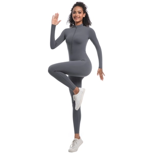 Détail d'un body de yoga gris foncé avec fermeture éclair frontale et manches longues