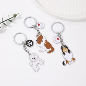 Gros plan détaillé de trois porte-clés pour chiens en métal avec de jolis pendentifs