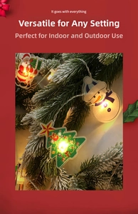 Détail de guirlande LED Père Noël, bonhomme de neige et sapin suspendue sur branche de pin