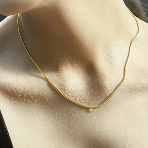 Collana a catena a serpente da 1mm in oro minimalista da donna impermeabile