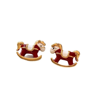 Exquises boucles d'oreilles cheval à bascule rouge avec plaqué or et émail blanc