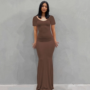 Detalle de un vestido largo ajustado marrón oscuro en tejido de punto elástico alto