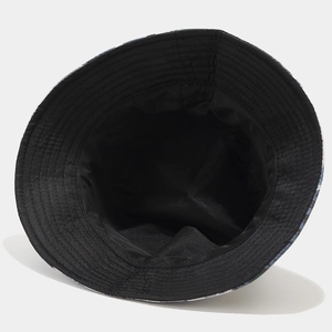Vue détaillée de la doublure en tissu noir et des coutures renforcées d'un chapeau bob réversible