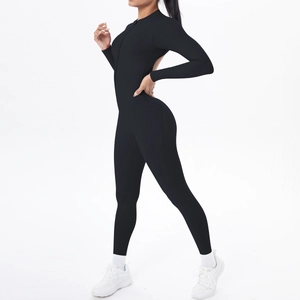Detailansicht des rückenfreien Designs und des hochelastischen Stoffes vom Yoga-Body