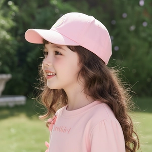 Rosa Einhorn Baseballkappe für Mädchen mit Regenbogen-Patch in der Seitenansicht