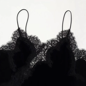 Débardeur élégant en satin noir avec bordure en dentelle cil et décolleté en V chic