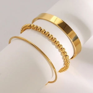 Vista dettagliata di un set di bracciali in acciaio inossidabile placcato oro 18 carati