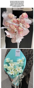 Dettaglio di bouquet di rose rosa e blu con neve decorativa e piume eleganti