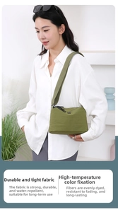 Détail d'un sac bandoulière en nylon vert armée avec sangle large et tissu résistant