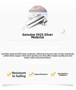 Detail showing S925 sterling silver material benefits with clover bracelet features