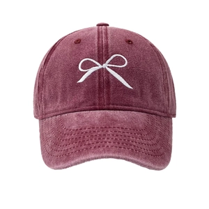 Casquette de baseball rouge vin en coton délavé avec broderie nœud blanc élégante