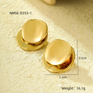 Detail view of geometric stainless steel earrings with 2.5cm size and 16.1g weight info