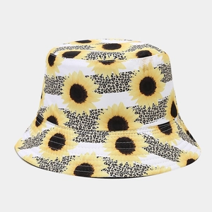 Stilvoller Anglerhut mit Sonnenblumen- und Leopardenmuster für den Sonnenschutz