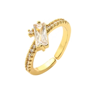 Bague ouverte géométrique plaquée or 18 carats avec zircons brillants sur fond blanc