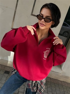 Oversized weinroter Sweatshirt mit halbem Reißverschluss und weißer Stickerei im Freien