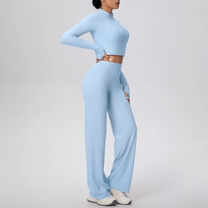 Détail de l'ensemble de yoga bleu clair avec trous pour les pouces et pantalon évasé