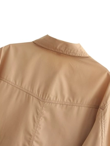 Détail des coutures de qualité supérieure sur le col arrière et l'épaule d'une chemise kaki