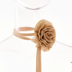 Détail d'un élégant tour de cou rose 3D en mesh champagne avec ruban de soie