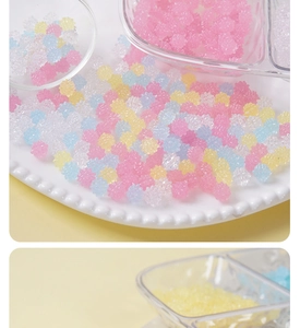 Primer plano de cuentas de estrella para manualidades con acabado cristalino de colores