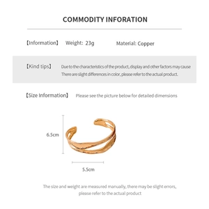 Dettaglio del bracciale rigido aperto a doppio strato placcato oro 18K con dimensioni