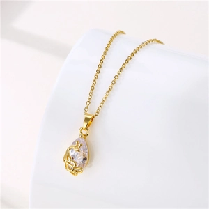 Dettaglio del ciondolo a goccia in zircone oro 18K con una catena a maglie sottili