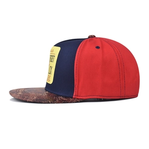 Casquette baseball à bord plat, design bicolore rouge bleu et visière en similicuir