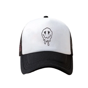 Cappellino trucker bicolore nero e bianco con stampa smile e rete posteriore traspirante