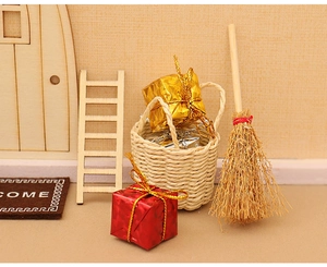 Détails de maison de poupée de Noël avec porte en bois, échelle et boîtes cadeaux festives