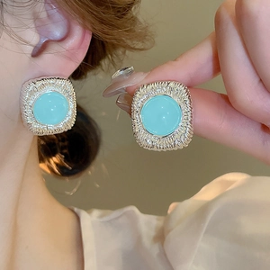 Détails de boucles d'oreilles carrées en argent avec incrustation en résine vert menthe