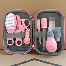 Rosa Baby-Pflegeset mit Bürste, Schere, Nasensauger und Kamm in einer Reißverschlusstasche