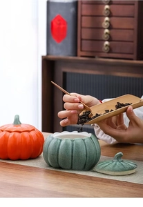 Barattoli da tè in ceramica a forma di zucca con palette di bambù in scena tradizionale