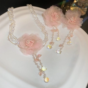 Set aus Ohrringen und Halskette mit rosa Spitzenblumen, Perlen und Quasten für Urlaub