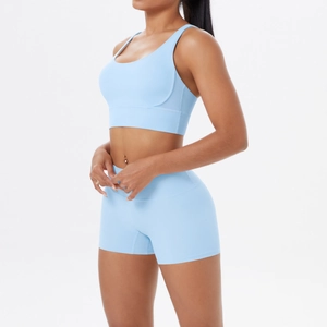 Détail de l'ensemble de yoga bleu clair sans couture avec short taille haute et brassière