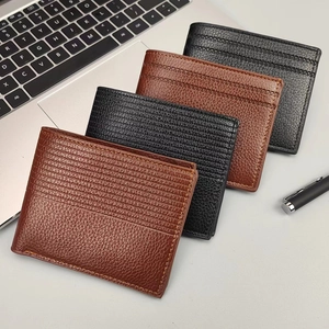 Gros plan de portefeuilles courts pour hommes en cuir noir et marron avec surpiqûres